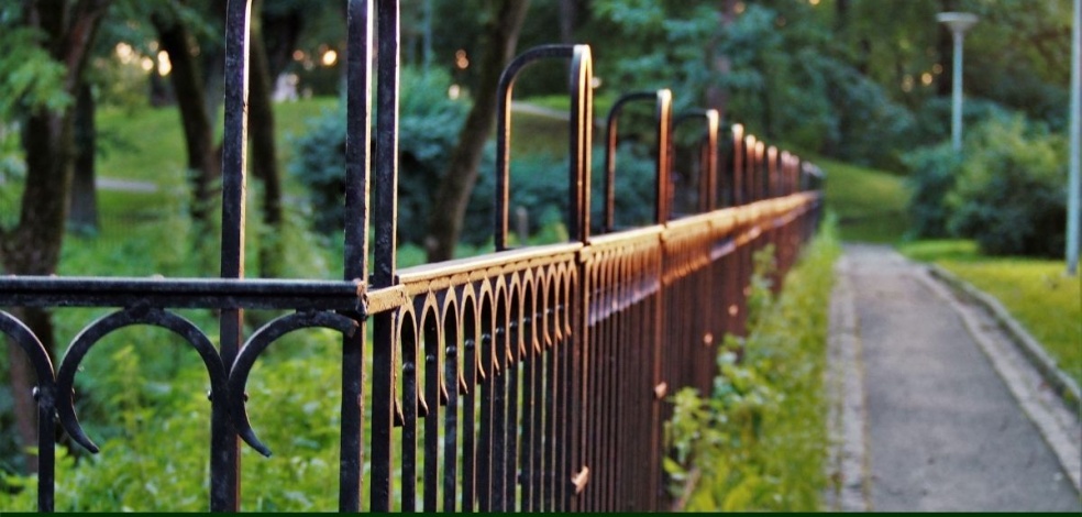 How do fence companies determine property lines